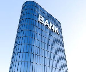 Forex offers opportunities to profit from fluctuations between global currencies in a highly liquid market that trades 24 hours a day, but it is also a high-risk arena due to leverage, sharp volatility and the impact of macroeconomic news; the key is to trade with a clear strategy, strict risk management and only with capital you can afford to lose without affecting your financial stability.