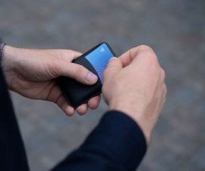 Forex offers opportunities to profit from fluctuations between global currencies in a highly liquid market that trades 24 hours a day, but it is also a high-risk arena due to leverage, sharp volatility and the impact of macroeconomic news; the key is to trade with a clear strategy, strict risk management and only with capital you can afford to lose without affecting your financial stability.